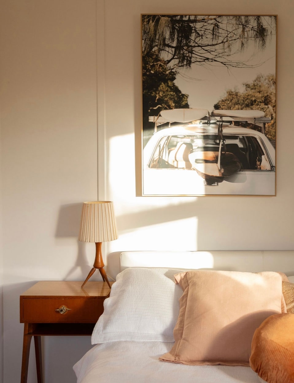 Брачен кревет (широк 150-179 см) со квалитетна постелнина, гардероба и големи прозорци.