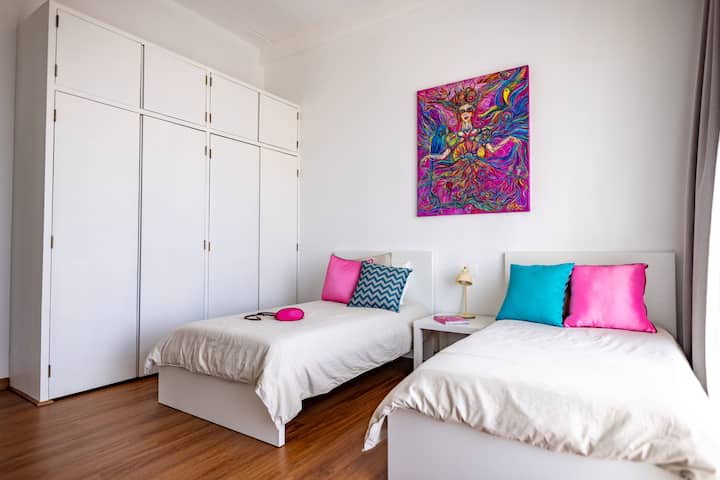 سريران مزدوجان، أعمال فنية نابضة بالحياة، خزانة ملابس كبيرة، حمام كامل مجاور مع دش. مثالي للأصدقاء المسافرين معًا أو العائلات أو المسافرين المنفردين الذين يرغبون في مساحة إضافية. مشرق وعصري.