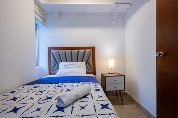 DORMITORIO #4: dormitorio pequeño con una cama individual. El dormitorio está detrás del área de lavandería.