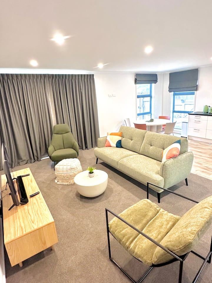Modern 2 Bedroom Unit - Courtyard & Secure Garage - Westport