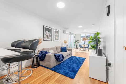 Top Airbnb: @Elegant 1BR w/ Pool, Gym, City Views & Parking in Braddon