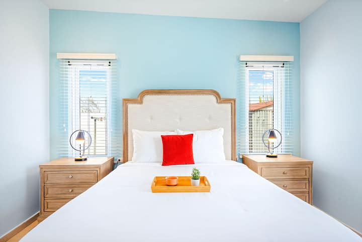 Entrez dans la sérénité. Cette chambre lumineuse et apaisante est votre évasion parfaite. Avec un lit moelleux, des draps doux et des murs bleus apaisants, vous vous réveillerez en pleine forme et prêt à explorer.