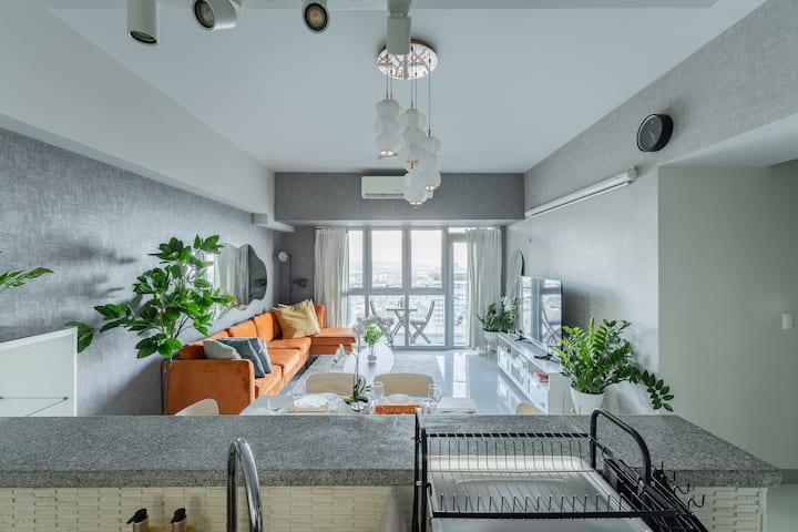 Premium 3BR Uptown BGC | Pool & Parking