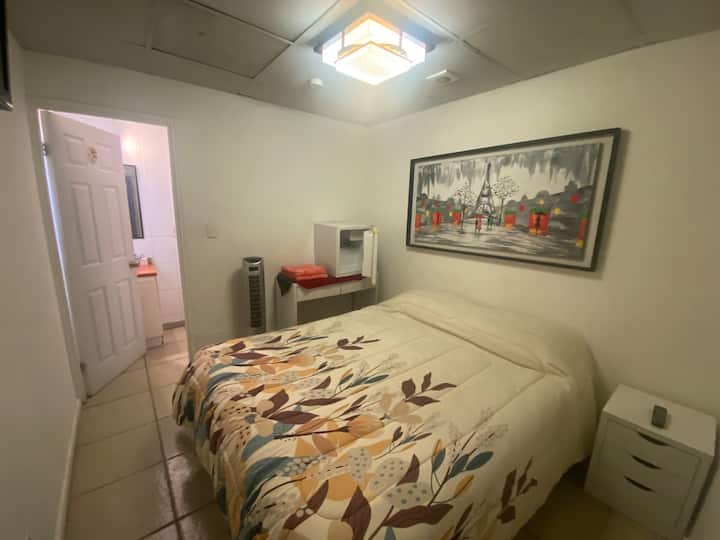 Lit double, télévision 32", wifi, minibar, salle de bain privée avec douche.