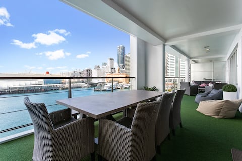 Premium Waterfront Apartment with Harbour Outlook