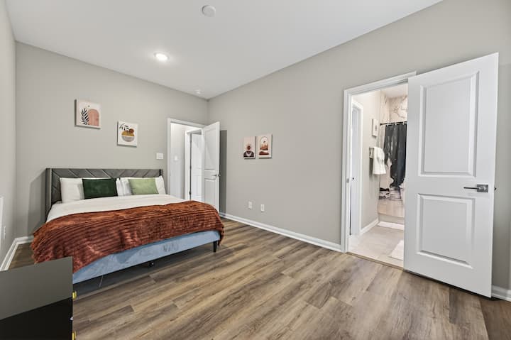 完美的标准双人床卧室，带独立卫生间。 时尚简约，是您在休斯敦度过充满乐趣的一天后休息的理想场所。