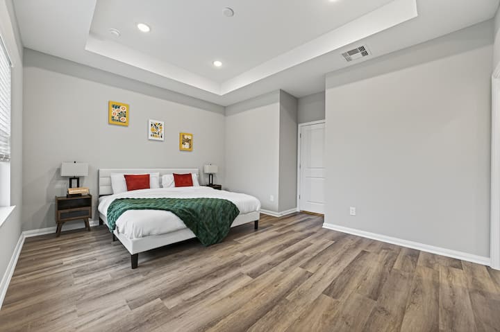 主卧设计精良，配备宽敞的特大床。 晚上休息的完美度假胜地。 