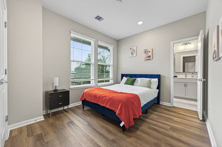 宽敞的标准双人床卧室，配备独立卫生间！