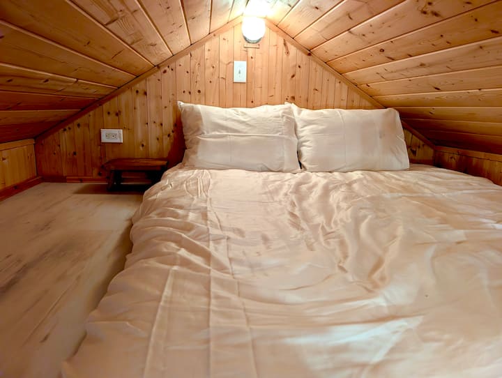 V podkroví je futón značky IKEA s posteľnou bielizňou Parachute.