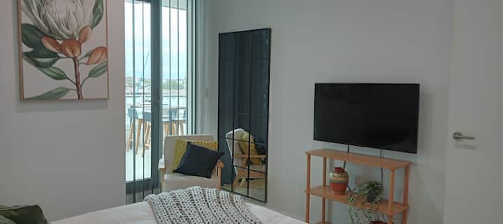 Beautiful 1 Bedroom Apartment With Water View's - Adelaide