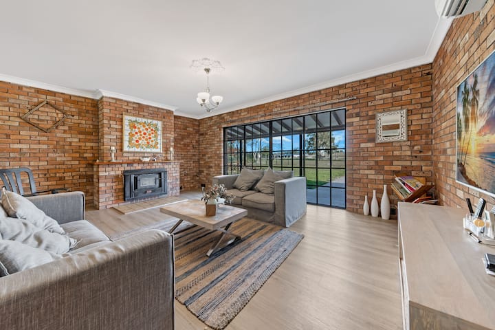 Spacious Retreat Near Nelson Bay - Sleeps 16+ - Raymond Terrace