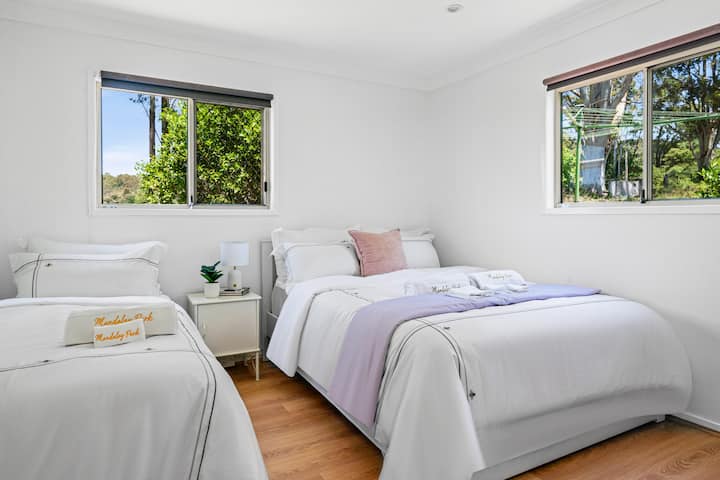 Къща – Спалня 2, единичното легло в тази стая всъщност е сгъваемо легло (две единични легла в едно). Ако е необходимо, може да се раздели на две единични легла и да се постави във всекидневната или в спалнята.