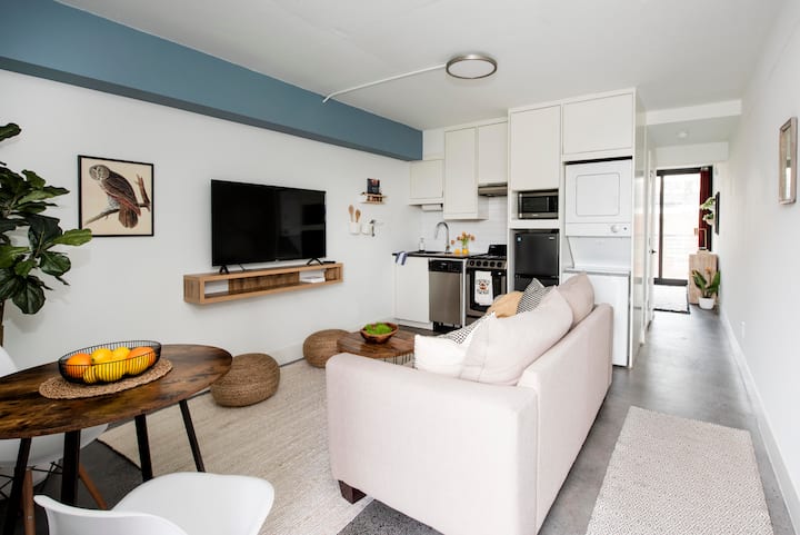 Oddýchnite si v premyslene navrhnutej obývacej izbe s moderným nábytkom a útulnými prvkami.