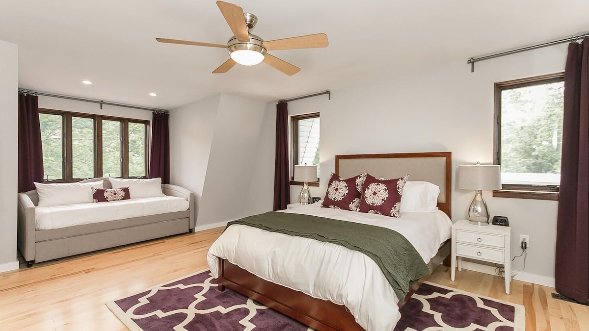 Segundo dormitorio tamaño queen en el tercer piso; ambos cuentan con un sofá cama con ruedas.