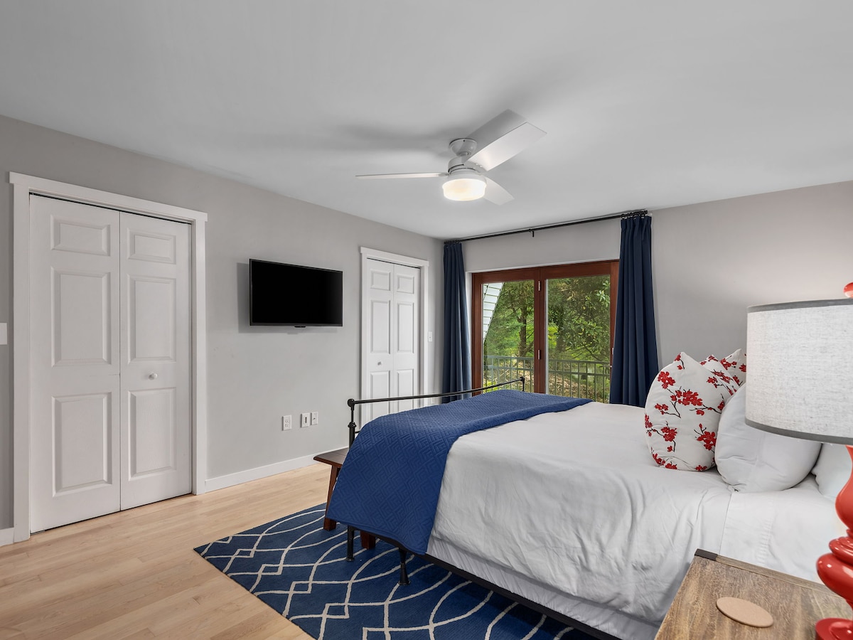 Dormitorio tamaño king en el nivel principal con baño privado