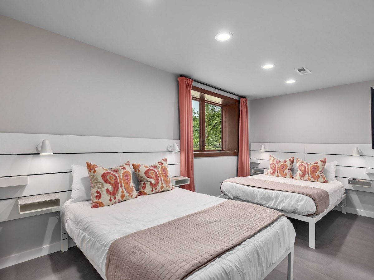 Dos camas dobles en un dormitorio en el primer piso con vistas al río.