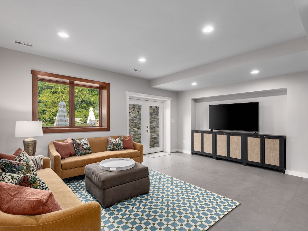 Sala de estar en la planta baja con acceso al patio del nivel inferior