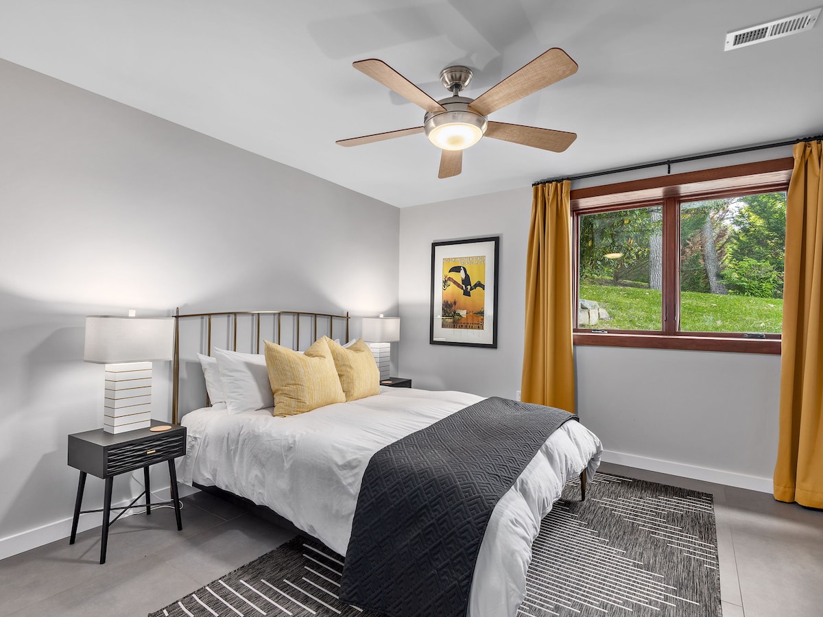 Dormitorio tamaño queen en el primer piso con vistas al río