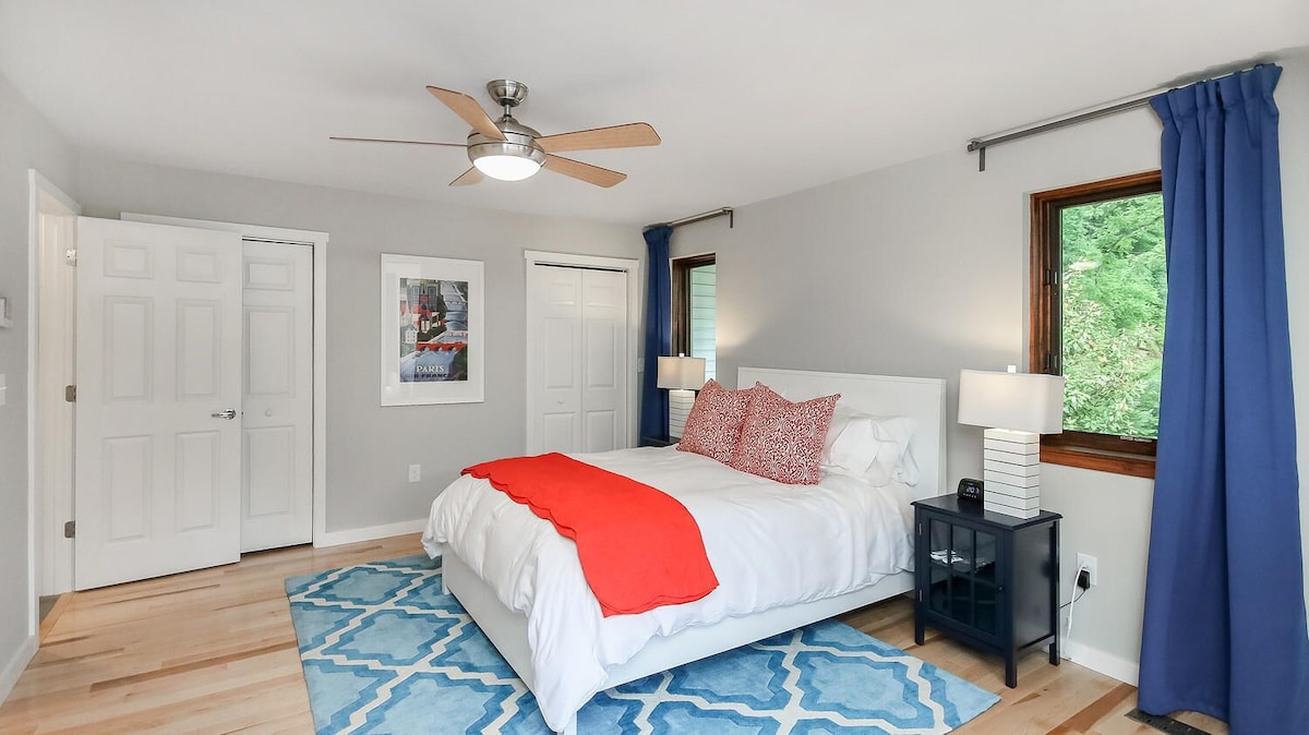 Dormitorio tamaño queen en el tercer piso con baño privado.