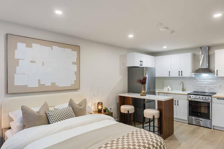 Modern Niagara Falls Retreat | Free Parking! - Niagara Falls