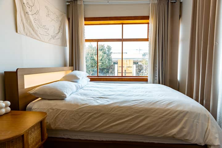 Hay cortinas opacas.