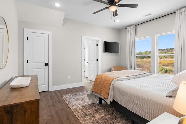 ห้องนอนหลักมีวิวสวยและทีวี