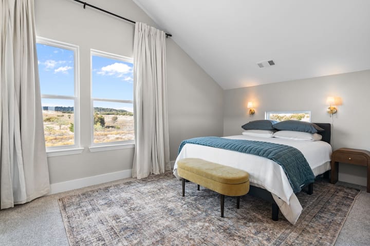 ห้องนอนชั้นบนพร้อมวิวเนินเขาที่ยอดเยี่ยม