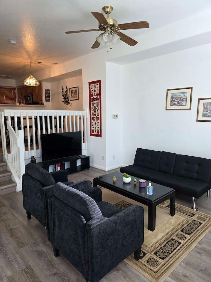 Modern 2br Townhouse W/ Pool, Patio & Fireplace - Thornton, CO
