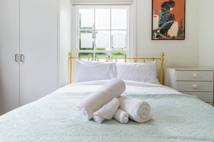 ผ้าปูที่นอนและผ้าขนหนูใหม่จะพร้อมสำหรับการมาถึงของคุณ