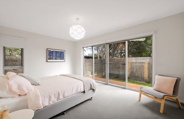 Chumba cha kulala chenye kitanda cha ukubwa wa Kati na mwonekano wa bustani