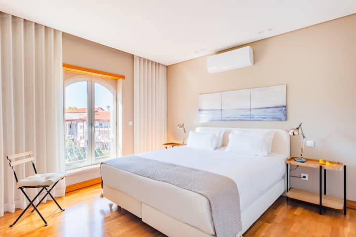 סוויטה עם מיטת קינג סייז ומיזוג אוויר.