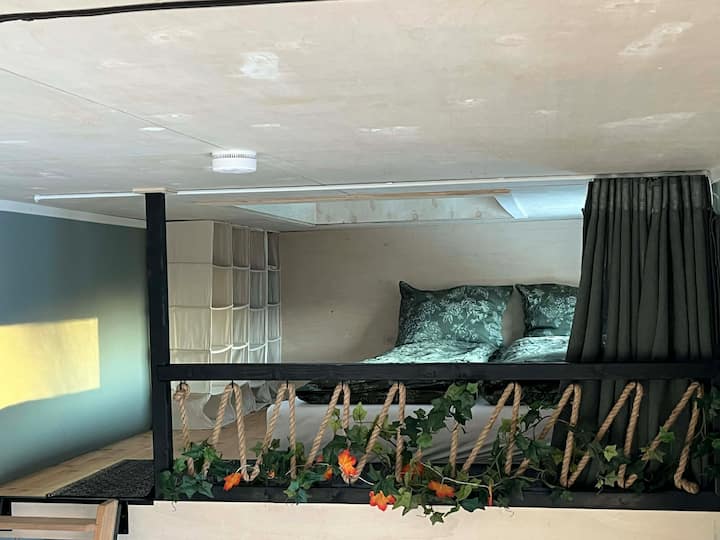 Брачен кревет на најголемиот поткровје. 