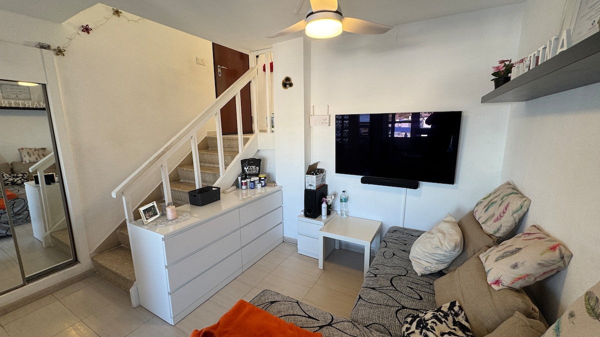 客厅配有电视和吊扇。