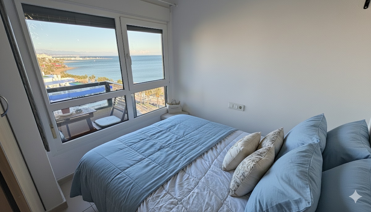 带双人床的卧室，可欣赏海景。