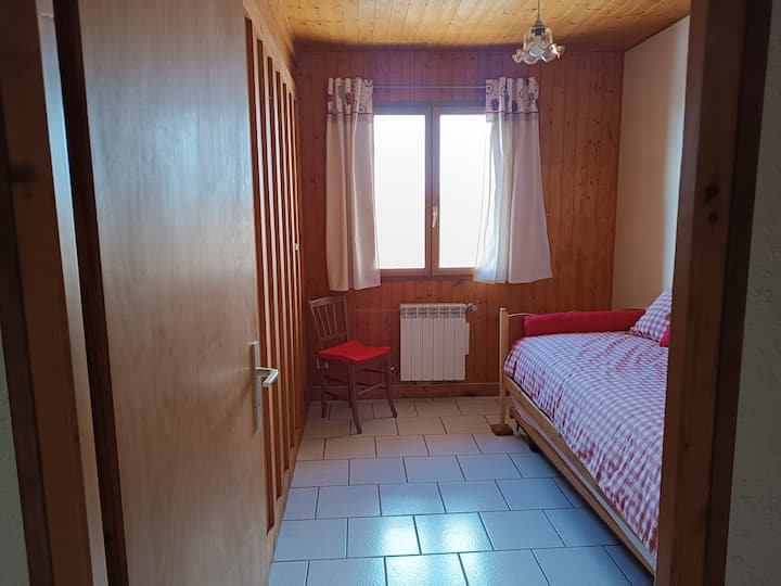 La habitación con una cama individual y una cama nido que se puede colocar en escalón o en cama doble.