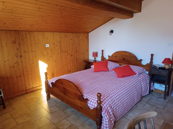 La habitación con cama doble de 140 cm y amplios armarios integrados bajo el techo.
Se proporcionan sábanas.