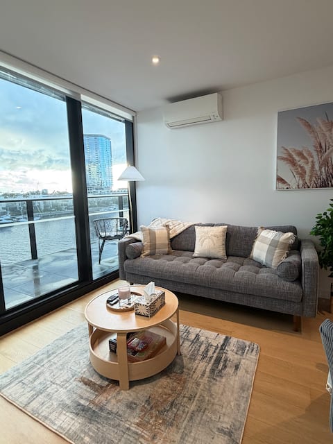 Top Airbnb: Waterfront apartment in Docklands | Free Tram zone in Docklands