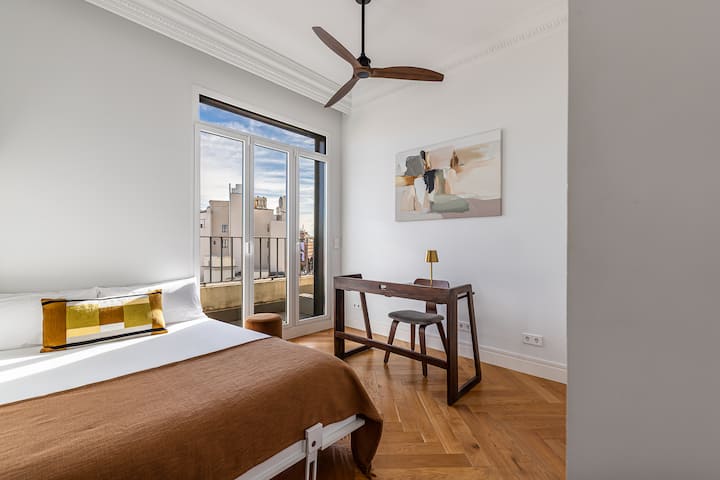 Bedroom 4 (with workspace and walk-out balcony) / Dormitorio 4 (con zona para trabajar y balcón con acceso directo al exterior) / Habitación 4 (con espacio de trabajo y balcón con acceso directo al exterior)