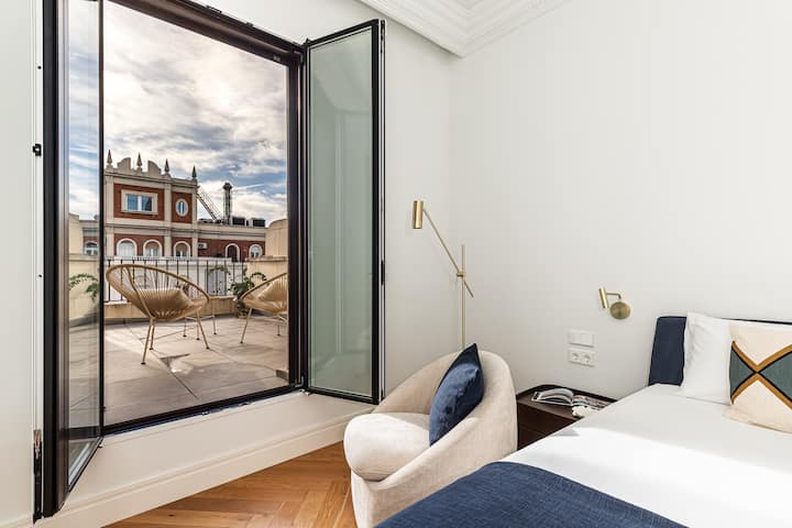 Bedroom 1 (master with terrace, walk-in closet and en-suite bathroom) / Dormitorio 1 (principal con terraza, vestidor y baño en suite) / Habitación 1 (suite principal con terraza, vestidor y baño privado)