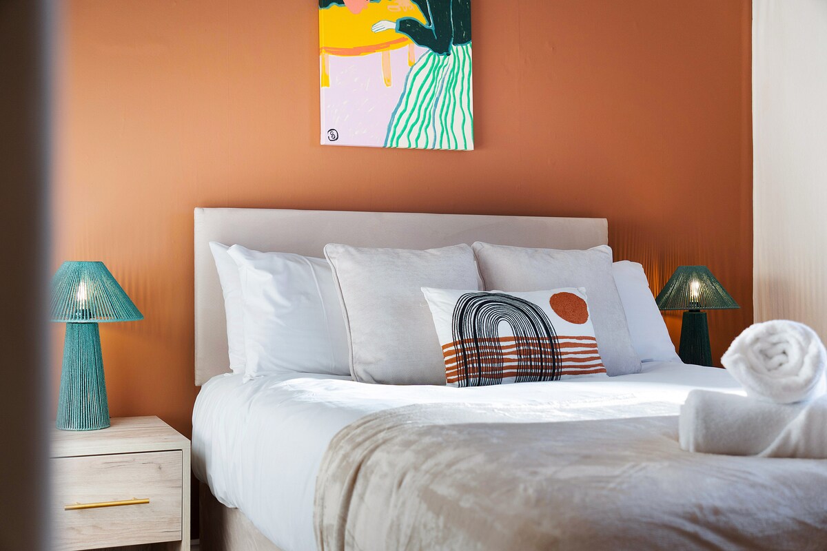 Spálňa 3 ponúka flexibilitu a pohodlie s útulnou manželskou posteľou, ktorá zaisťuje pokojné útočisko pre pokojný nočný spánok.