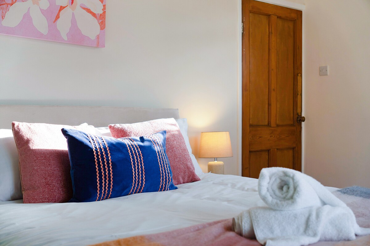 Spálňa 2 ponúka flexibilitu a pohodlie s útulnou manželskou posteľou, ktorá zaisťuje pokojné útočisko pre pokojný nočný spánok.