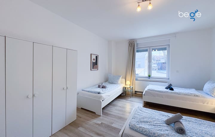 Спалня 2 с три единични легла, кът за сядане и смарт телевизор