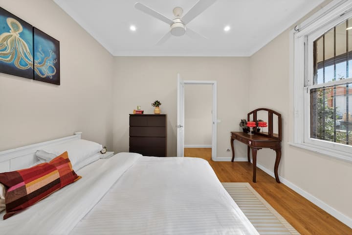 This room does not have an ensuite bathroom , you will be sharing the bathroom with another room on the same level. ( So max 4 guests can share that one bathroom ) 