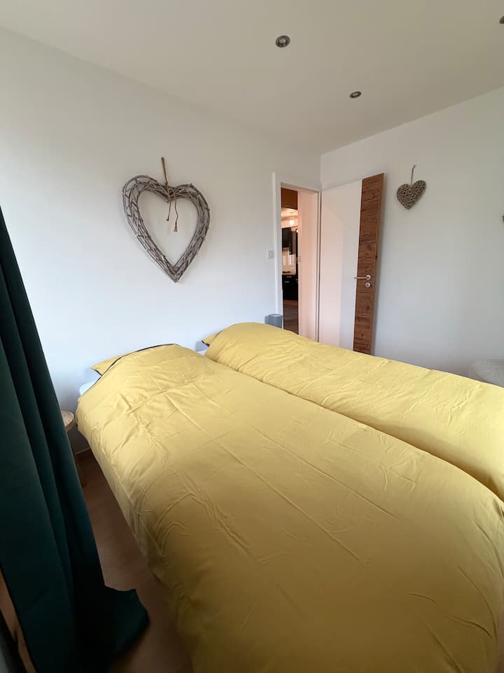 Habitación con cama de 160 cm (2 colchones de 80 cm). 