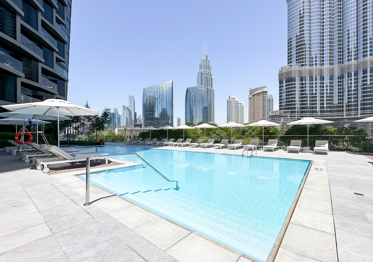2 Bedroom Furnished Apartment with Fountain View · V 5