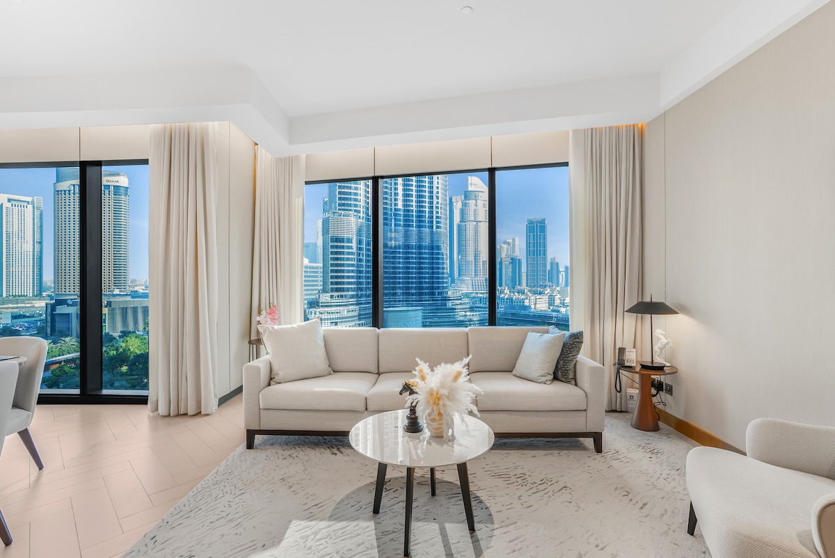 2 Bedroom Furnished Apartment with Fountain View · V 3
