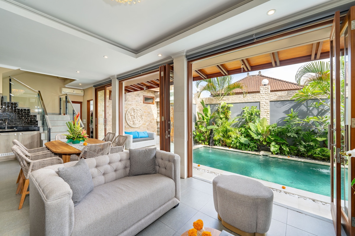 Villa in South Kuta · 2 bedrooms · 2 beds · 2 private baths, сопоставимый объект Airbnb