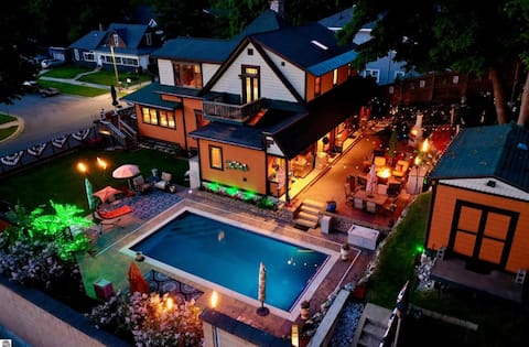 Downtown~Historic~HotTub~Fireplace~Speakeasy
