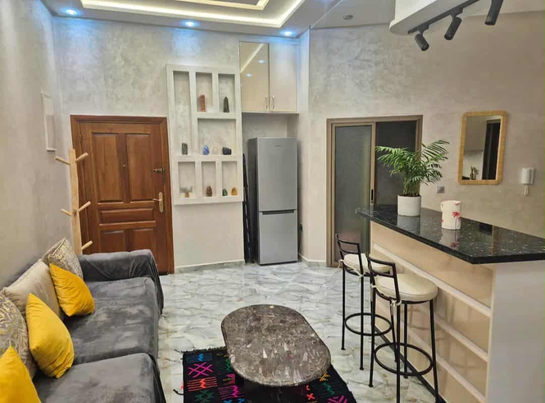 غرفة معيشة بها سرير أريكة كبير وإمكانية الوصول المباشر إلى التراس والجاكوزي