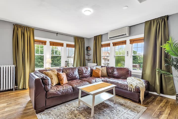 Elegant 3br Upper Flat On Vibrant Oakland Ave - Milwaukee, WI